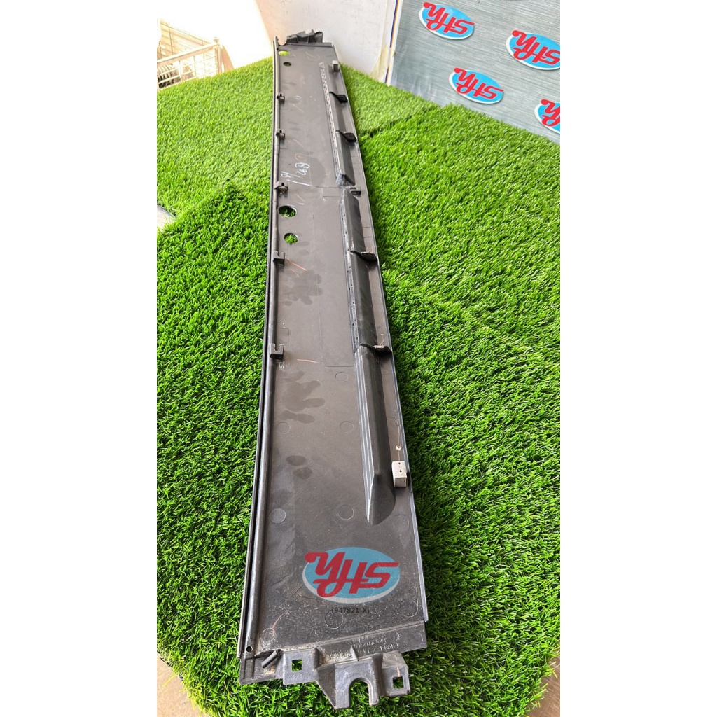 NEW Volvo xc40 wiper cover thumbnail