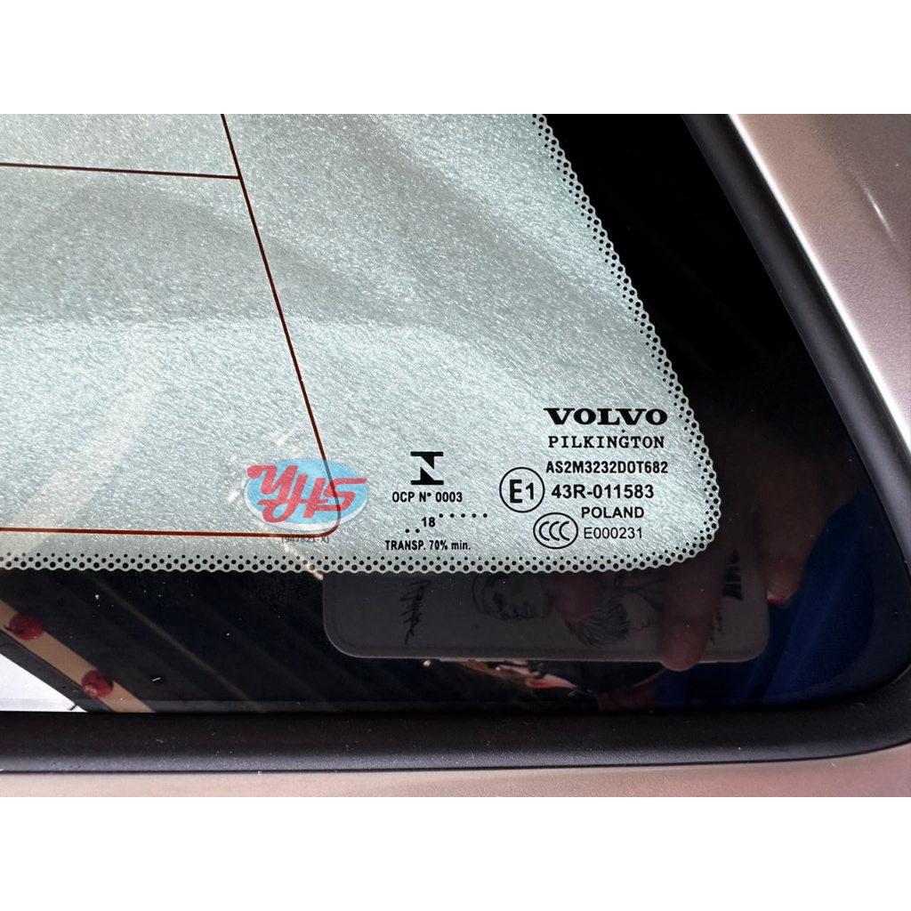 NEW XC60 REAR FENDER GLASS thumbnail