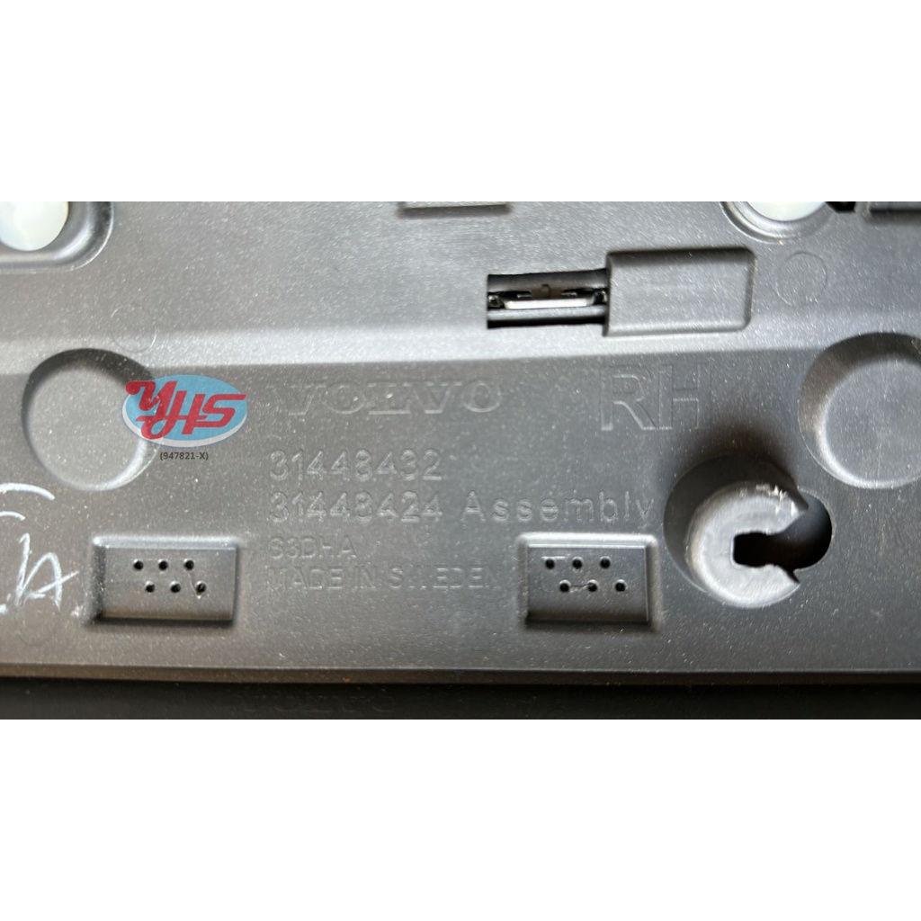 NEW Volvo XC90 t8 rear door moulding thumbnail