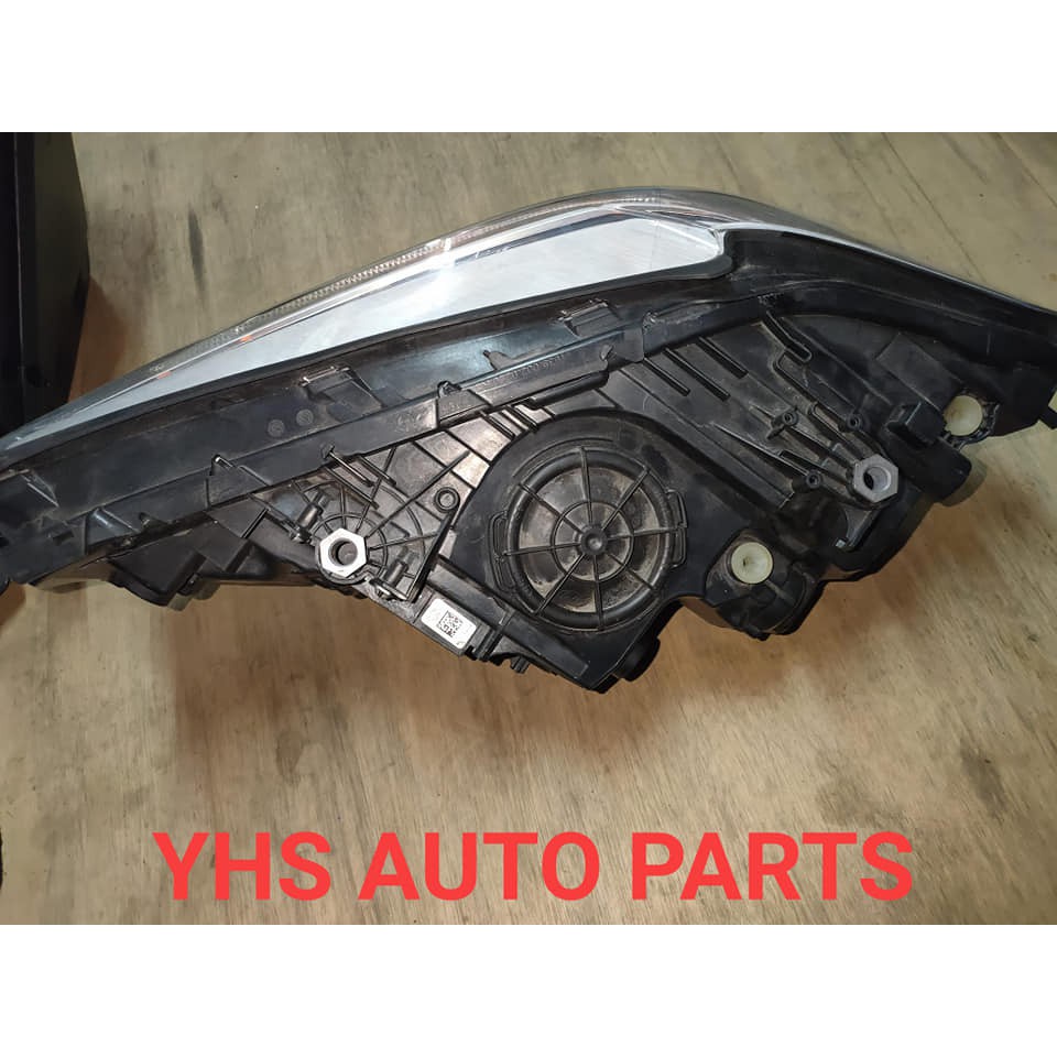 BMW G30 5 SERIES HEADLIGHT RH HEADLAMP RIGHT LAMPU DEPAN KANAN (USED ORIGINAL) thumbnail